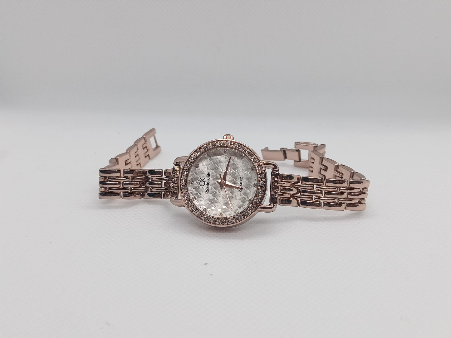Bronze Elegance Ladies Watch – White Dial, Bronze-Tone Bracelet, Crystal Bezel, Classic Women’s Timepiece