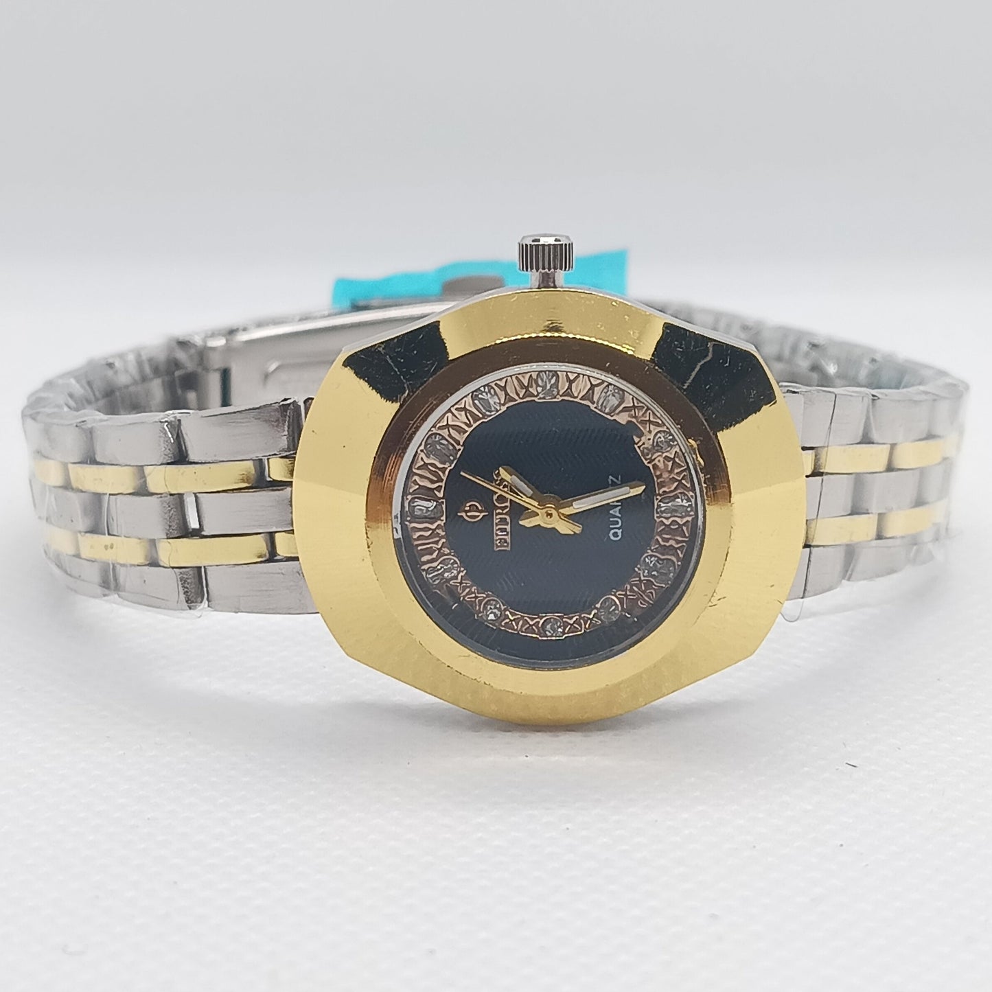 Classic Two-Tone Ladies’ Watch – Gold Bezel & Black Dial